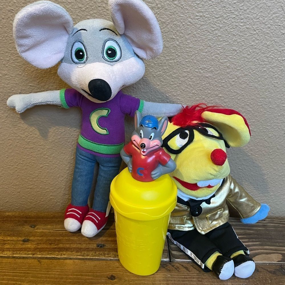 Chuck E Cheese Plush and Vintage Chuck E Cheese Cup & Oscar Mouse